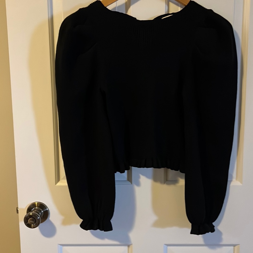 Black puffy  sleeve sweater